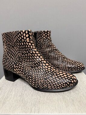 Vionic Women’s Kamryn Black and Tan Spotted Leather Ankle Booties Size 9.5